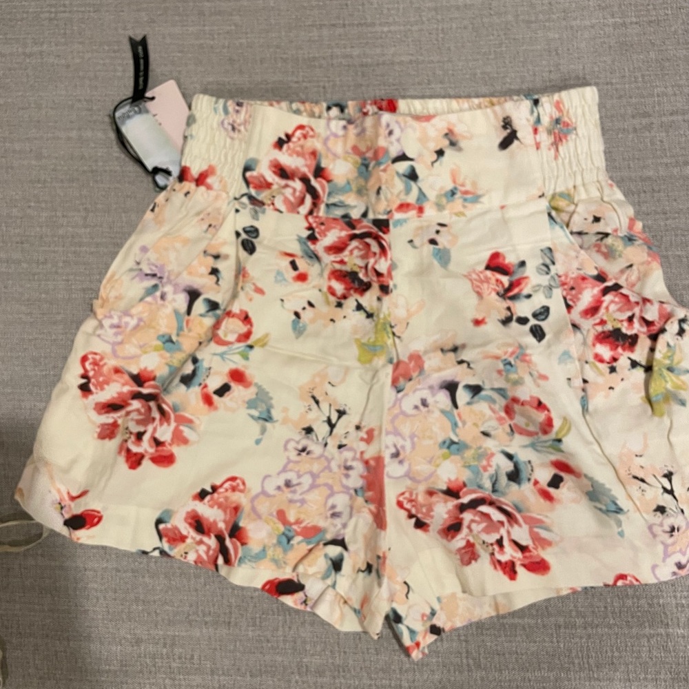 Aritzia floral shorts size small